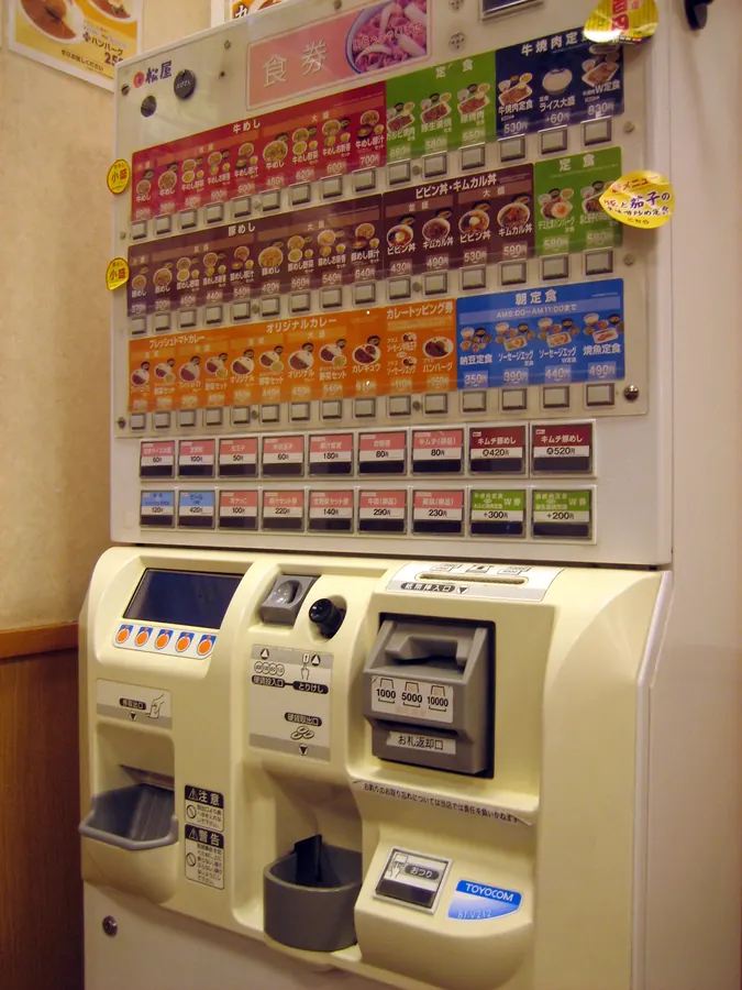 メニュー別の購入ボタンが並ぶ松屋の食券販売機